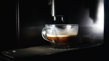 kahve makinesi kahve bir fincan içine dökülen. yakın çekim