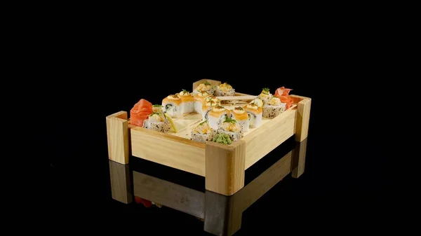 Sushi som rotera på svart bakgrund. ovanifrån — Stockfoto