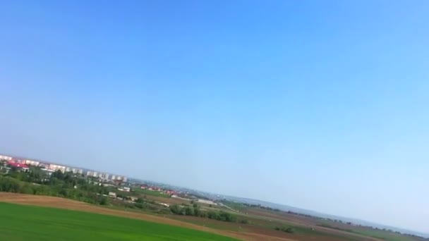 Blick auf die Landschaft von Feldern und Fluss aus dem Fenster eines fliegenden Flugzeugs — Stockvideo