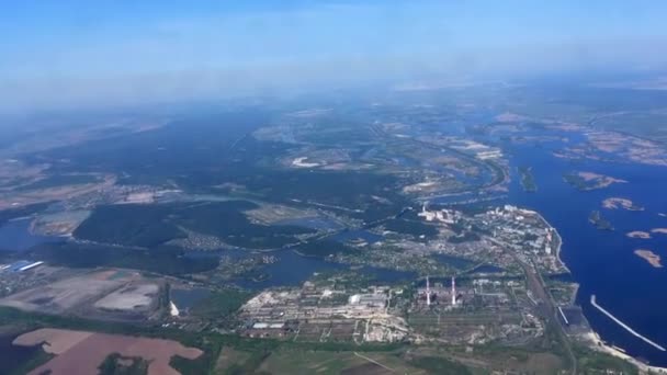 Vista sobre el paisaje de los campos y el río desde la ventana del avión volador — Vídeo de stock