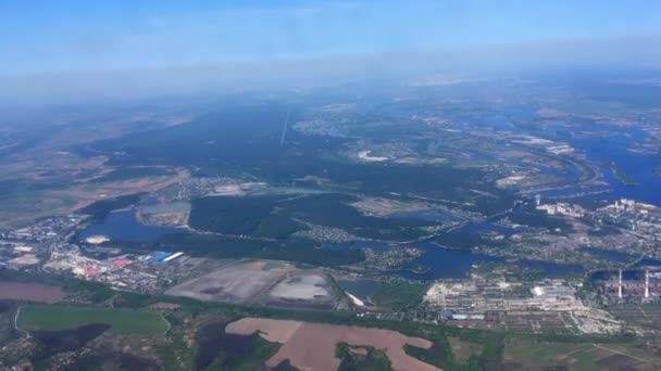 Вид на ландшафт полей и реки из окна летающего самолета — стоковое видео