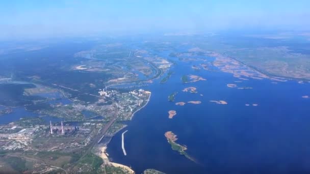 Mooie luchtfoto. Het dorp, de velden en de rivier — Stockvideo