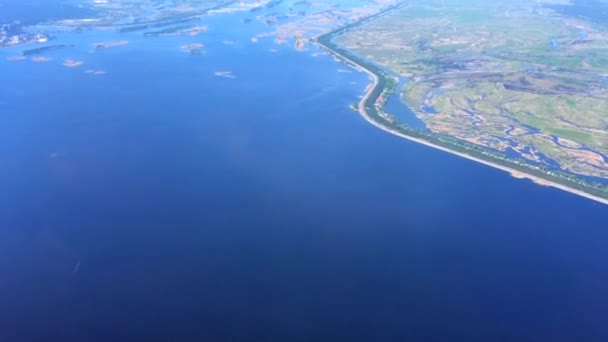 Letecký pohled na krásné. Vesnice, pole a řeka — Stock video