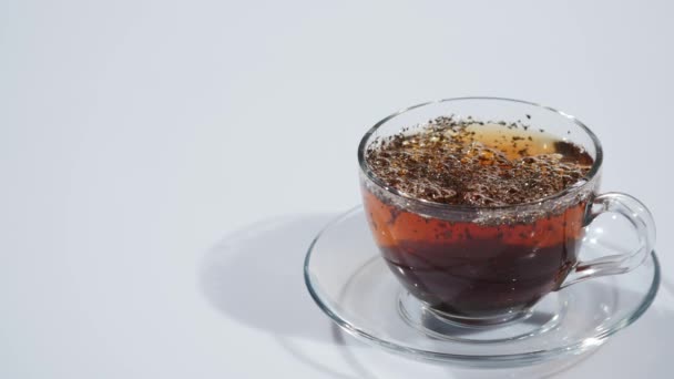 Thé est infusé dans une tasse — Video