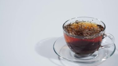 bir fincan çay demlendi