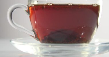 bir fincan çay demlendi