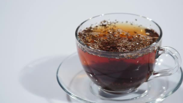 Thé est infusé dans une tasse — Video