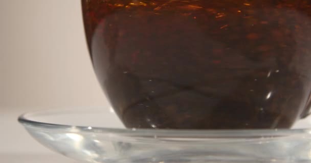 Te är bryggt i en kopp — Stockvideo