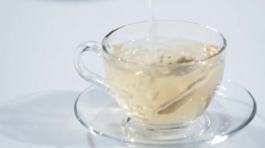 Kahvaltı, çay demlendi. Çay poşeti fincan sıcak su ile