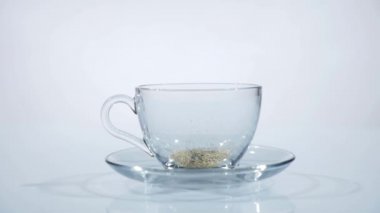 çay yaprakları kaynar su dökün