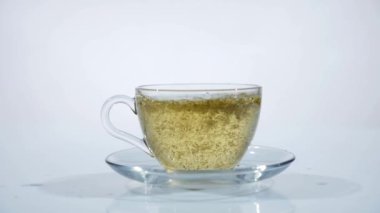 çay yaprakları kaynar su dökün
