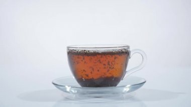 Bir güzel cam fincan çay demlemek