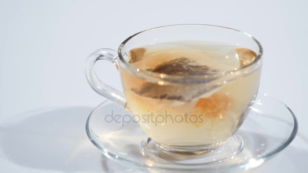 Petit déjeuner, thé infusé. Sachet de thé dans la tasse avec eau chaude 