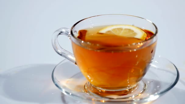 Desayuno, té preparado. Bolsa de té en la taza con agua caliente — Vídeo de stock