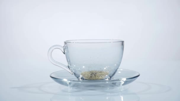 verser de l'eau bouillante sur les feuilles de thé 