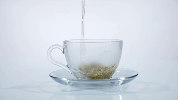 Häll kokande vatten över tebladen — Stockvideo