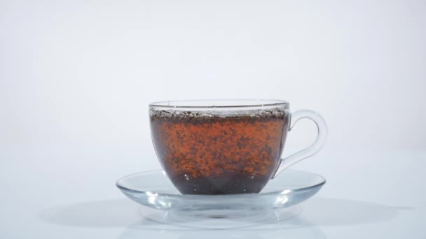 thé est infusé dans une tasse 