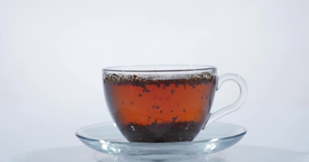 Mélanger le thé dans une belle tasse en verre 