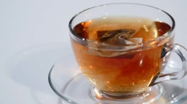 Kahvaltı, çay demlendi. Çay poşeti fincan sıcak su ile