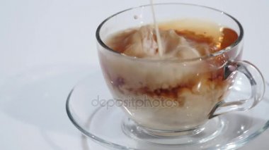 Siyah çay bir cam kupa için süt ekleyerek, yakın çekim