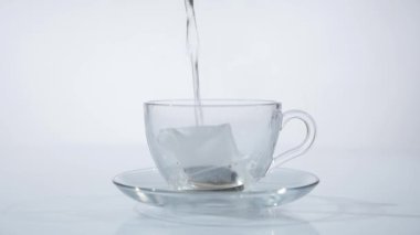 Kahvaltı, çay demlendi. Çay poşeti fincan sıcak su ile