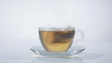 Kahvaltı, çay demlendi. Çay poşeti fincan sıcak su ile