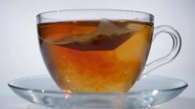 Kahvaltı, çay demlendi. Çay poşeti fincan sıcak su ile