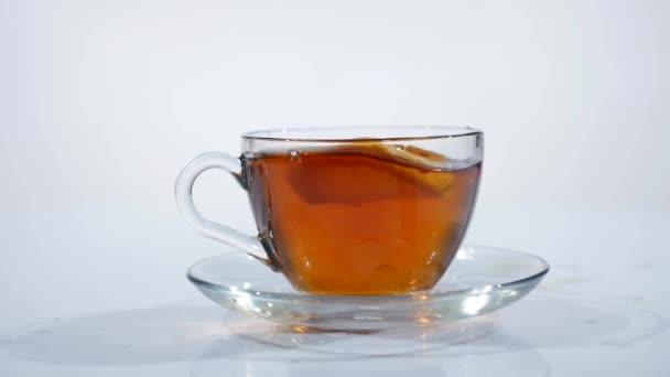 Petit déjeuner, thé infusé. Sachet de thé dans la tasse avec eau chaude 
