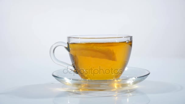 Tasse transparente de thé sur la table 