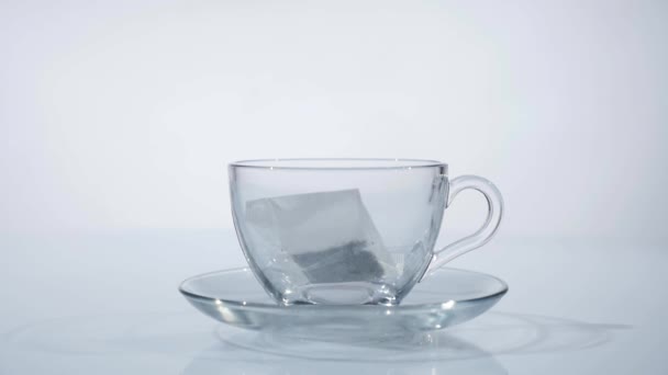 Petit déjeuner, thé infusé. Sachet de thé dans la tasse avec eau chaude 