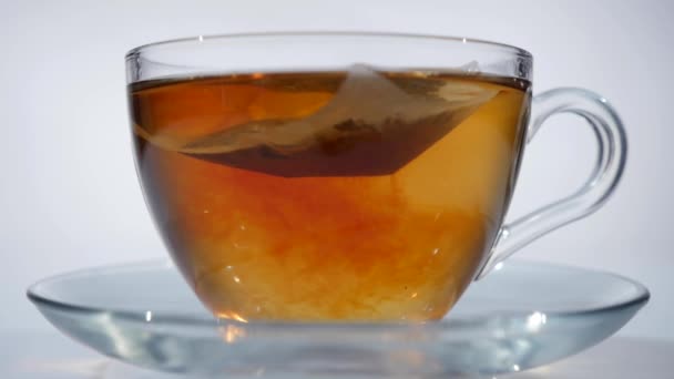 Petit déjeuner, thé infusé. Sachet de thé dans la tasse avec eau chaude 