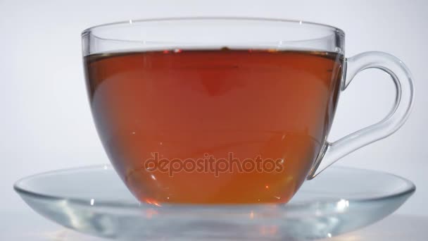 Tasse transparente de thé sur la table 