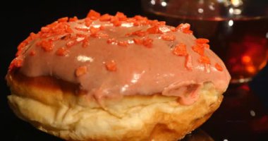 Renkli donut ve siyah bir tabloda çay
