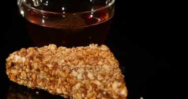 pasta ve kahve siyah bir arka plan üzerinde döndürme