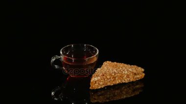 pasta ve kahve siyah bir arka plan üzerinde döndürme