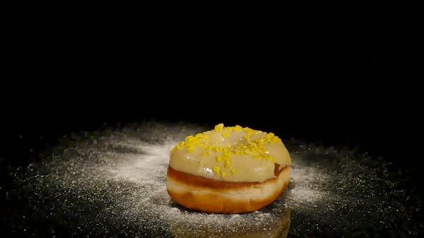 Beregening gepoederde suiker donut overgoten met een heerlijke glazuur — Stockvideo