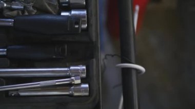 Otomatik'i seçin ya da moto onarım için bir araç kutusu