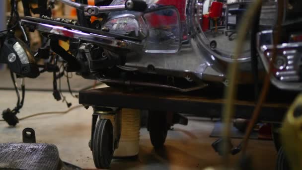 Разборный двигатель мотоцикла в гараже — стоковое видео