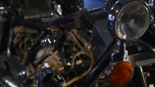 Allvarlig ung man reparera sin motorcykel i garaget — Stockvideo