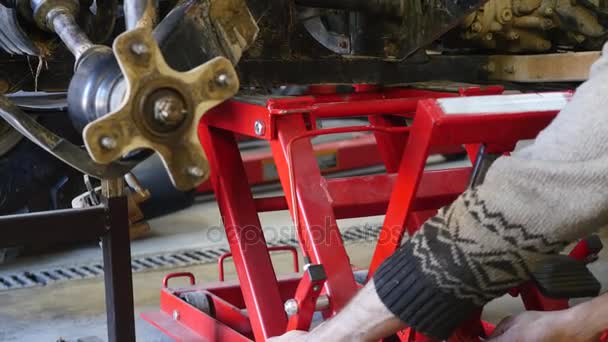 Reparación de ATV en garaje. Quad reparación de bicicletas — Vídeo de stock