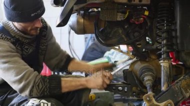ATV onarım garajda. Quad Bisiklet tamir
