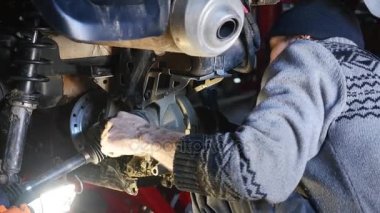 El motosiklet tamiri. Çekim portre