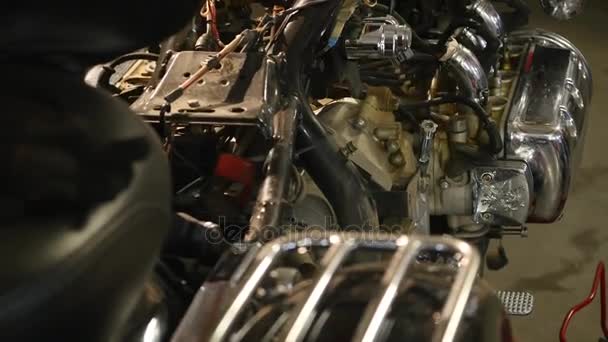 Motor desmontado de motocicleta na garagem — Vídeo de Stock