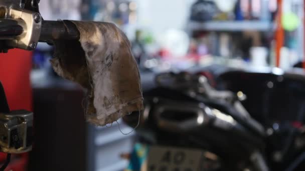 Riparazione ATV in garage. Quad riparazione bici — Video Stock