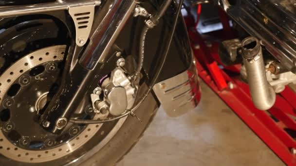 Rueda de reparación de motocicletas en garaje — Vídeos de Stock