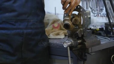 kırma sistemi hizmet dükkanında tamir teknisyeni