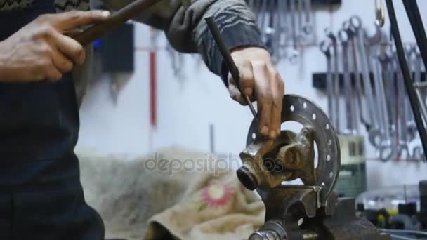 Techniker repariert Bremssystem in Werkstatt — Stockvideo