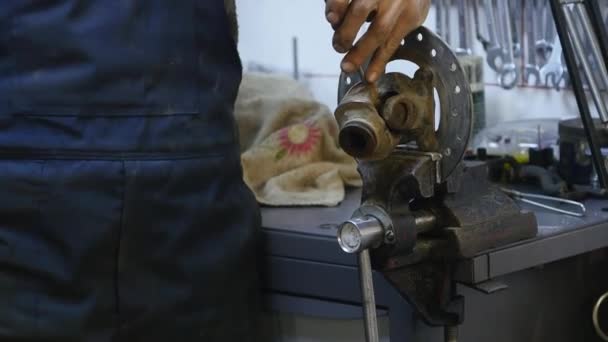 technicien pour réparer le système de rupture dans l'atelier de service 