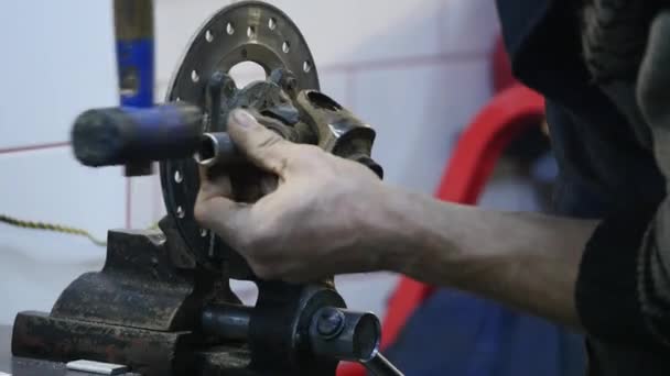 Techniker repariert Bremssystem in Werkstatt — Stockvideo
