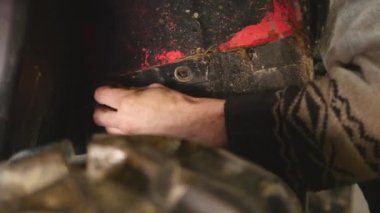 Çalışma erkekler kirli eller ve araçları